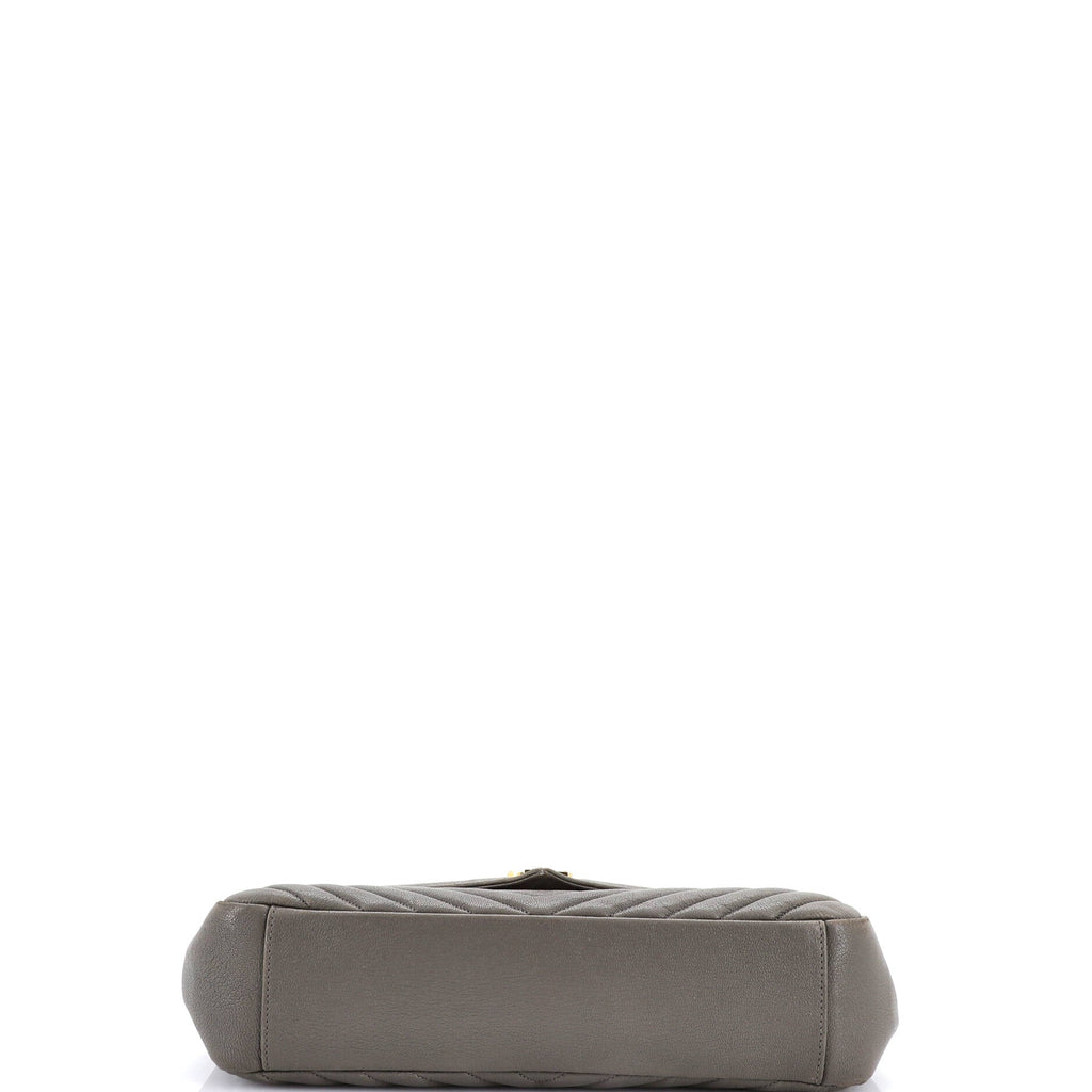 https://cdn.shopify.com/s/files/1/0384/0161/files/384547-1_20Saint_20Laurent_20Classic_20Monogram_20College_20Bag_20Matelasse_20Chevron_20Leather_20Large_2D_0005.jpg?v=1761767734
