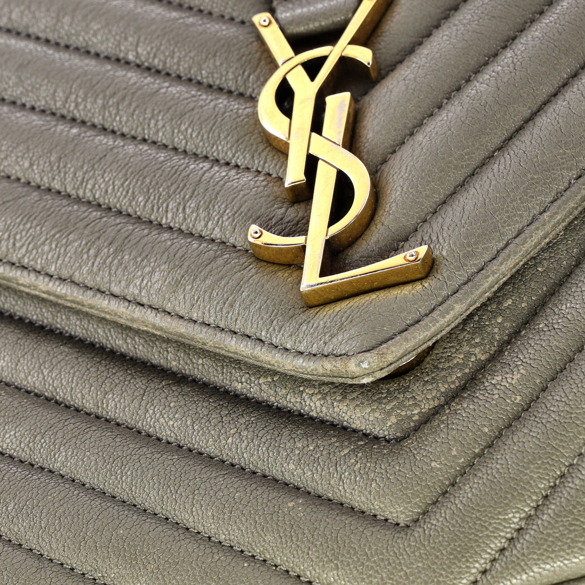 https://cdn.shopify.com/s/files/1/0384/0161/files/384547-1_20Saint_20Laurent_20Classic_20Monogram_20College_20Bag_20Matelasse_20Chevron_20Leather_20Large_2D_0009.jpg?v=1761767734