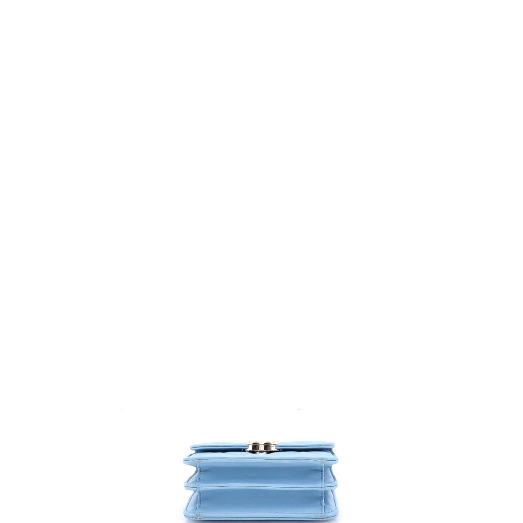 https://cdn.shopify.com/s/files/1/0384/0161/files/395455-1_20Chanel_20Coco_20Enamel_20Top_20Handle_20Flap_20Clutch_20with_20Chain_20Quilted_20Lambskin_2D_0006.jpg?v=1764959807