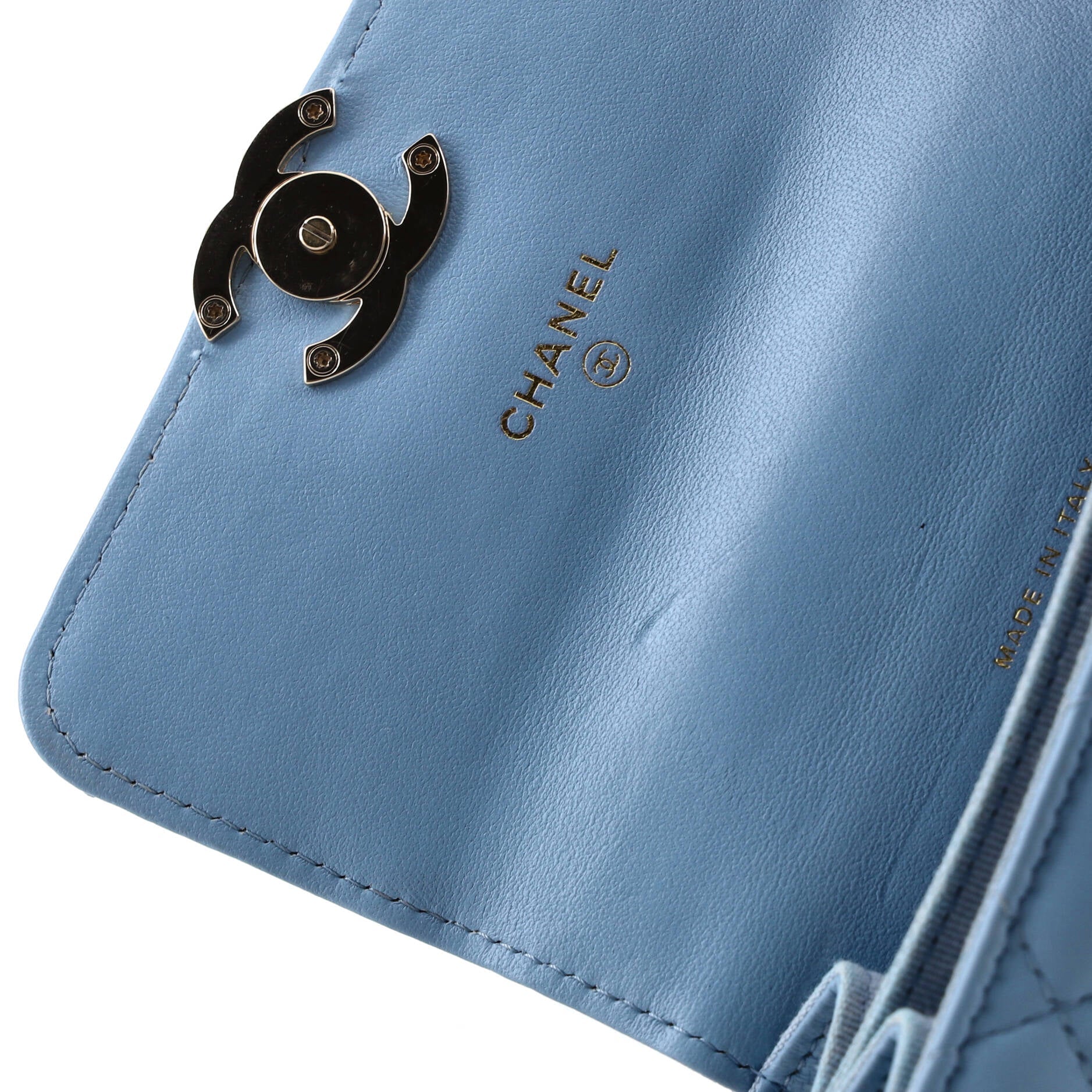 https://cdn.shopify.com/s/files/1/0384/0161/files/395455-1_20Chanel_20Coco_20Enamel_20Top_20Handle_20Flap_20Clutch_20with_20Chain_20Quilted_20Lambskin_2D_0008.jpg?v=1764959807