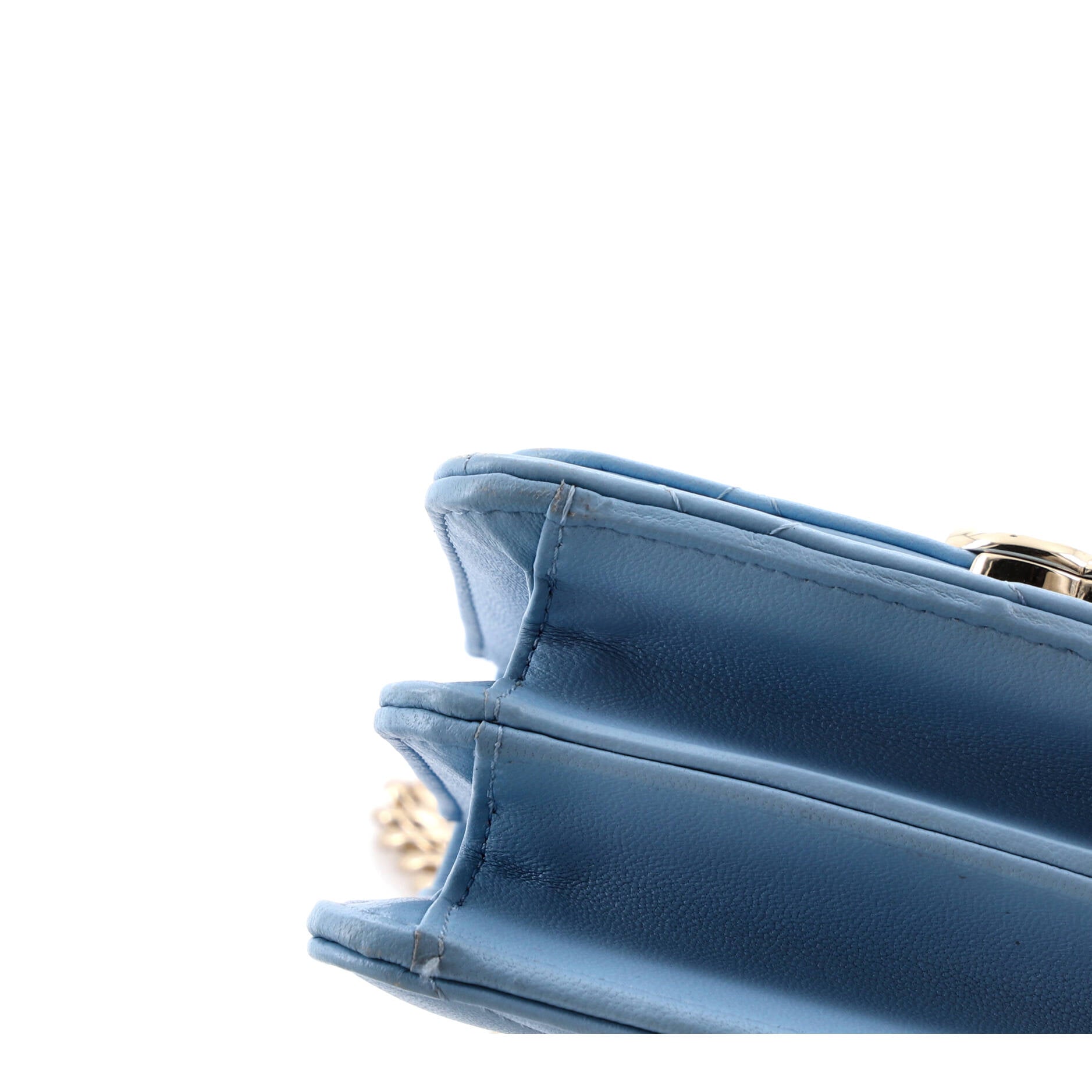 https://cdn.shopify.com/s/files/1/0384/0161/files/395455-1_20Chanel_20Coco_20Enamel_20Top_20Handle_20Flap_20Clutch_20with_20Chain_20Quilted_20Lambskin_2D_0009.jpg?v=1764959807